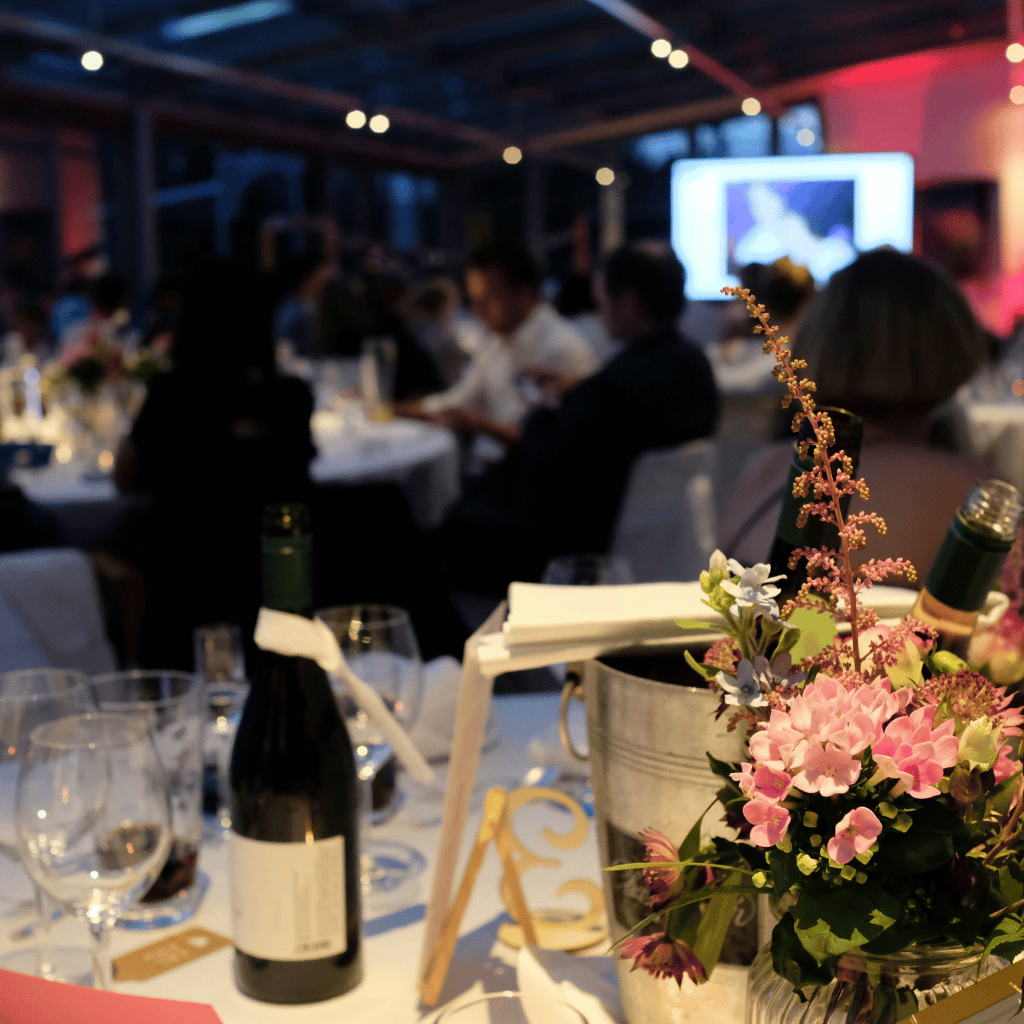 Imagen de una mesa elegantemente decorada en un evento de gala de AO Corp, donde las empresas encuentran oportunidades de patrocinio y colaboración corporativa.